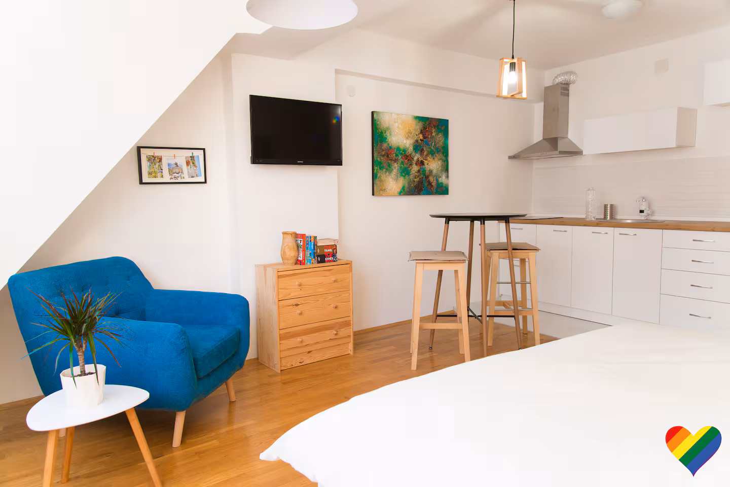 Bright & Light interior photo 3 of 21