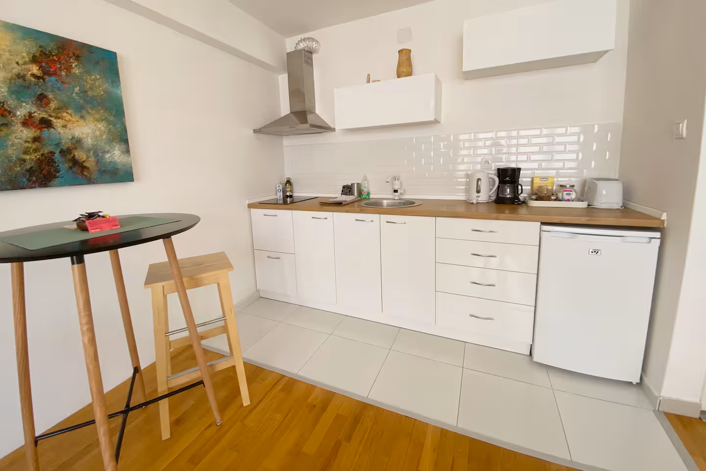 Bright & Light interior photo 8 of 21