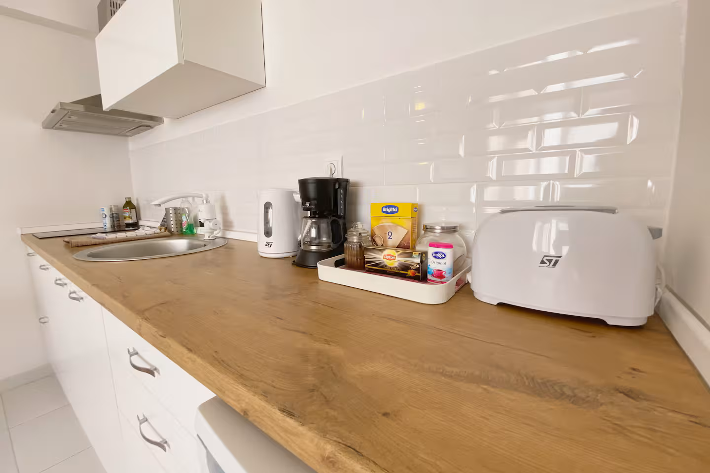 Bright & Light interior photo 10 of 21